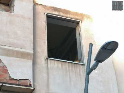 Ma prima di andare via, attraverso una delle finestre riusciamo a scorgere una fascia rossa e bianca che decora ancora una delle stanze. Purtroppo per� anche questo fregio, nel giro di qualche giorno, smetter� di esistere